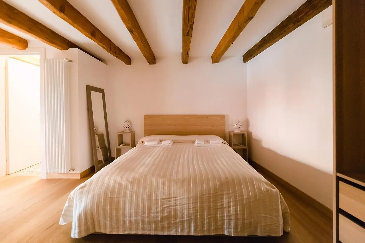 Historical And Luxury Apartment Bologna